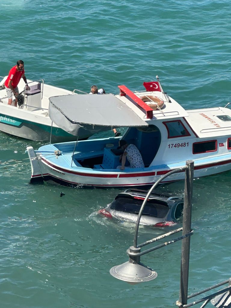 Ayvalık'ta Otomobil Denize Uçtu, Sürücü Tavanın Üzerinde Dakikalarca Yardım Bekledi AW496099 04 - Marmara Bölge Gazetesi