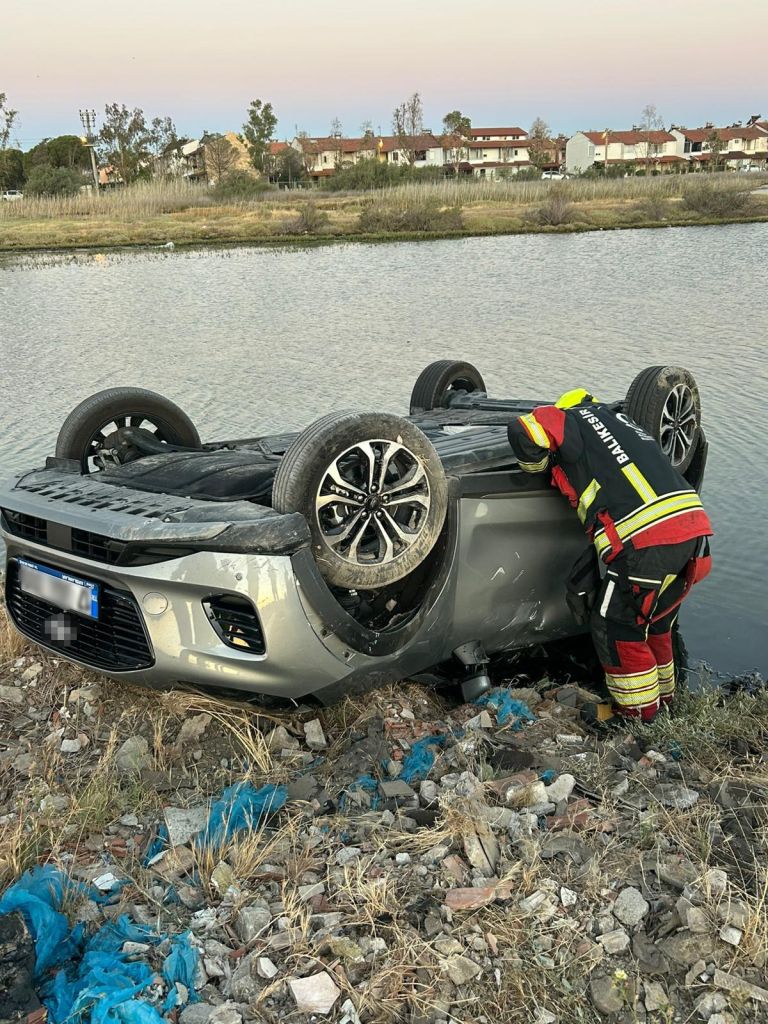 Burhaniye’de Virajı Alamayan Araç Yol Dışına Savruldu, Otomobil Boş Çıktı! AW496127 02 - Marmara Bölge Gazetesi
