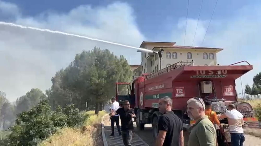 Balıkesir’in Dursunbey ilçesi tehlikeli bir yangınla sarsıldı. İlçe merkezine yakın