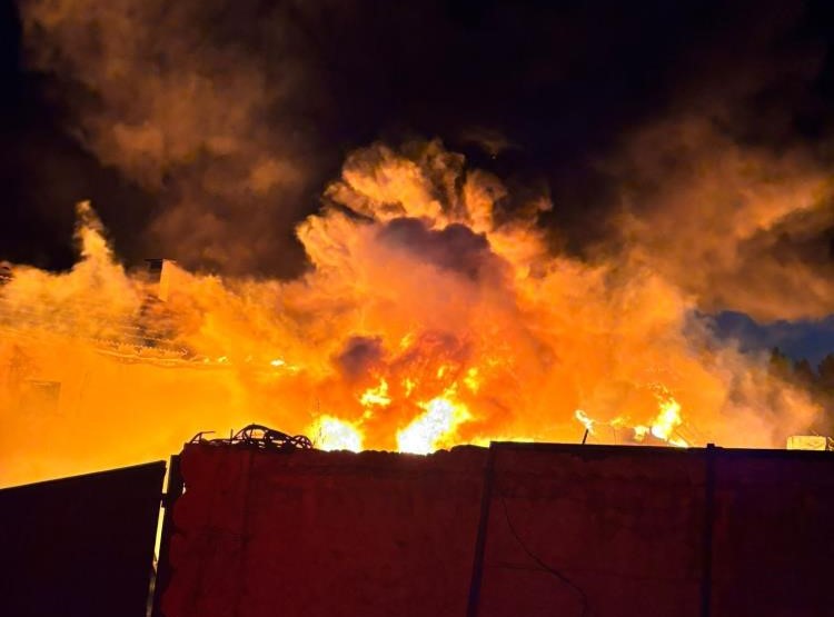 Balıkesir’in Gömeç ilçesi Karaağaç Mahallesi’nde çıkan hurdalık yangını, ekiplerin zamanında