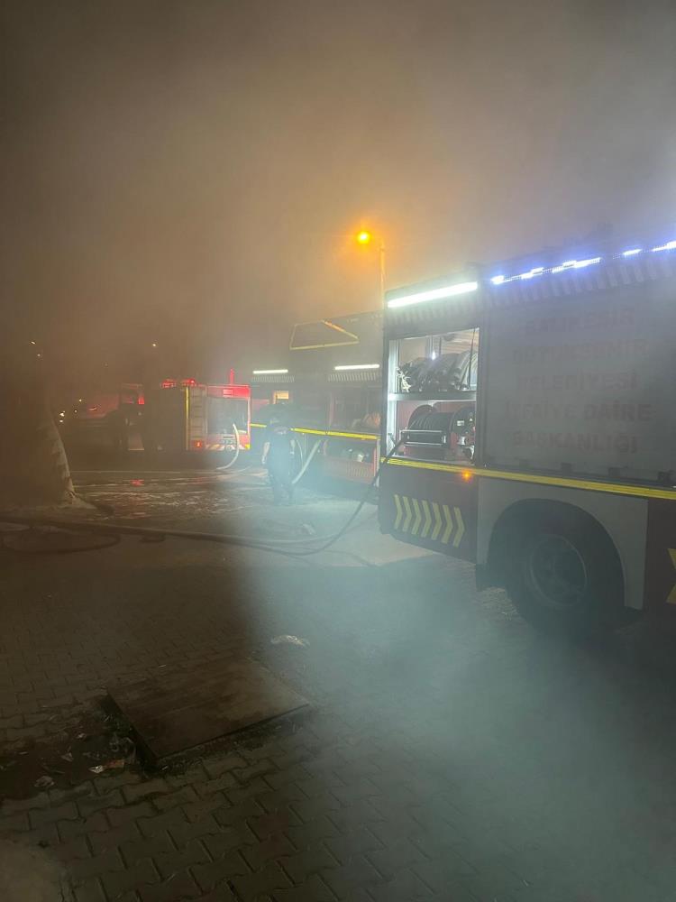 Ayvalık’ta Zeytinyağı Tesisinde Yangın! AW501351 02 - Marmara Bölge Gazetesi