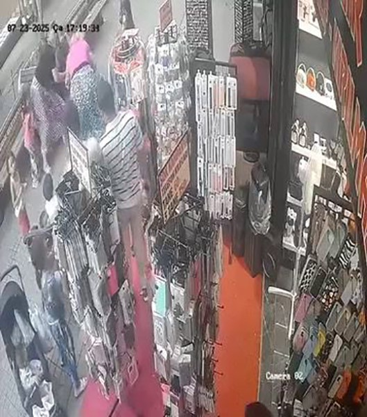 Kadınlar Sokak Ortasında Birbirine Girdi! AW503439 04 - Marmara Bölge Gazetesi