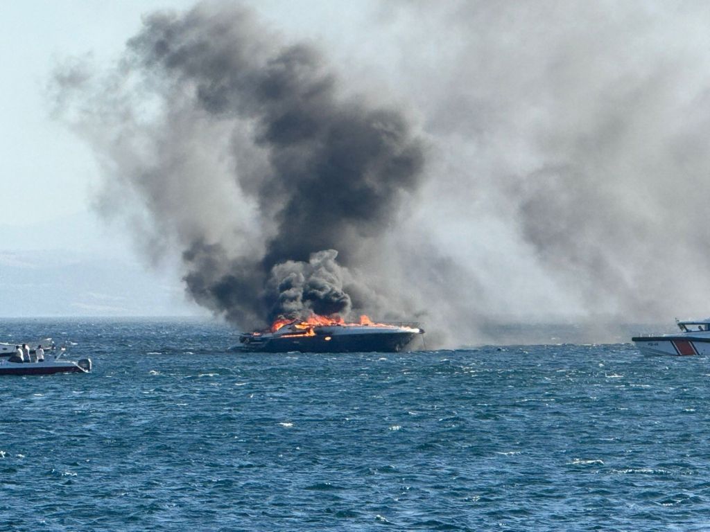 Lüks Yat Alev Alev Yandı! AW505085 02 - Marmara Bölge Gazetesi
