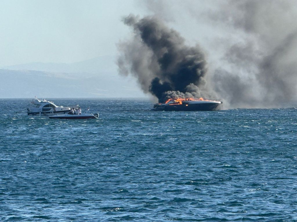 Lüks Yat Alev Alev Yandı! AW505085 05 - Marmara Bölge Gazetesi