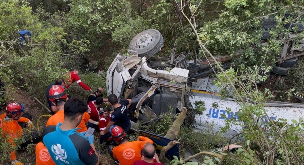 Orman Yangınına Giderken Şarampole Yuvarlandılar: 3 Ölü AW505842 01 - Marmara Bölge Gazetesi