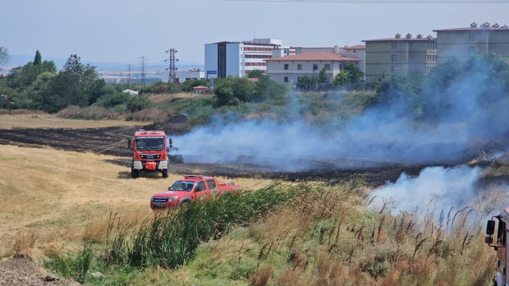 Balıkesir’in Bandırma ilçesinde meydana gelen yangınlar, kısa sürede geniş bir