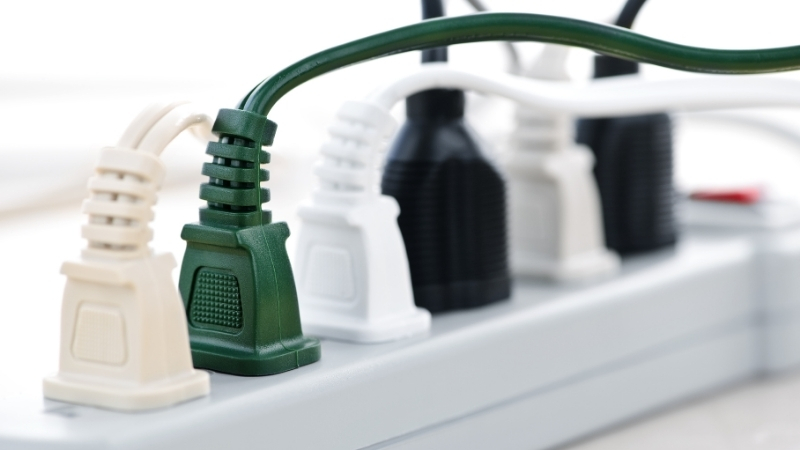 Telefon şarj cihazlarını prizde bırakmak hem gereksiz enerji tüketimine yol