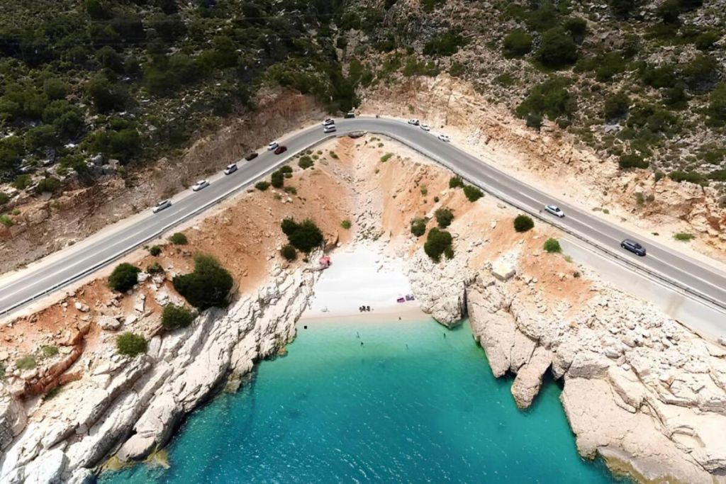 Akdeniz’de Herkesin Akın Ettiği Bir Güzellik! Beyaz Kaya Plaji 1200x800 1 - Marmara Bölge Gazetesi