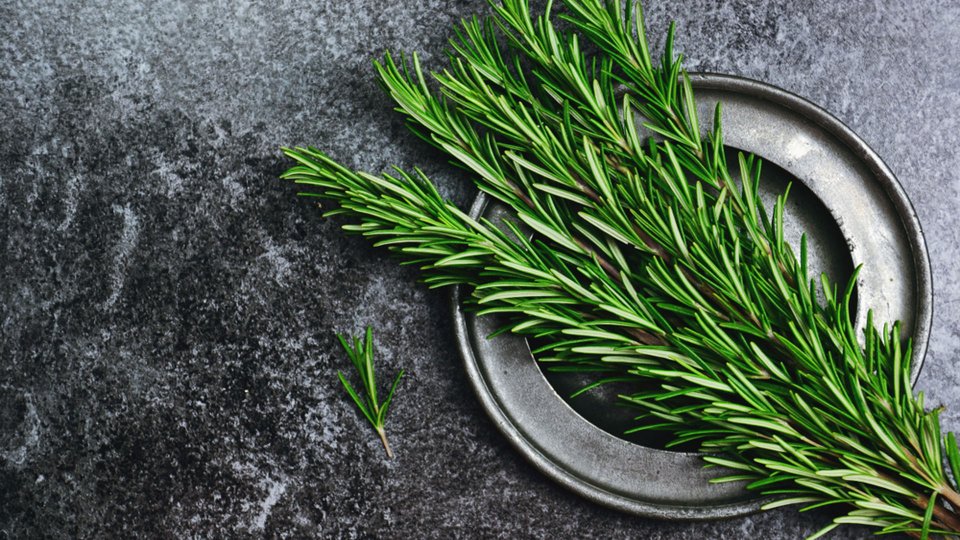 Evin girişine asılan 2 dal biberiye ile ortamın enerjisi değişiyor,