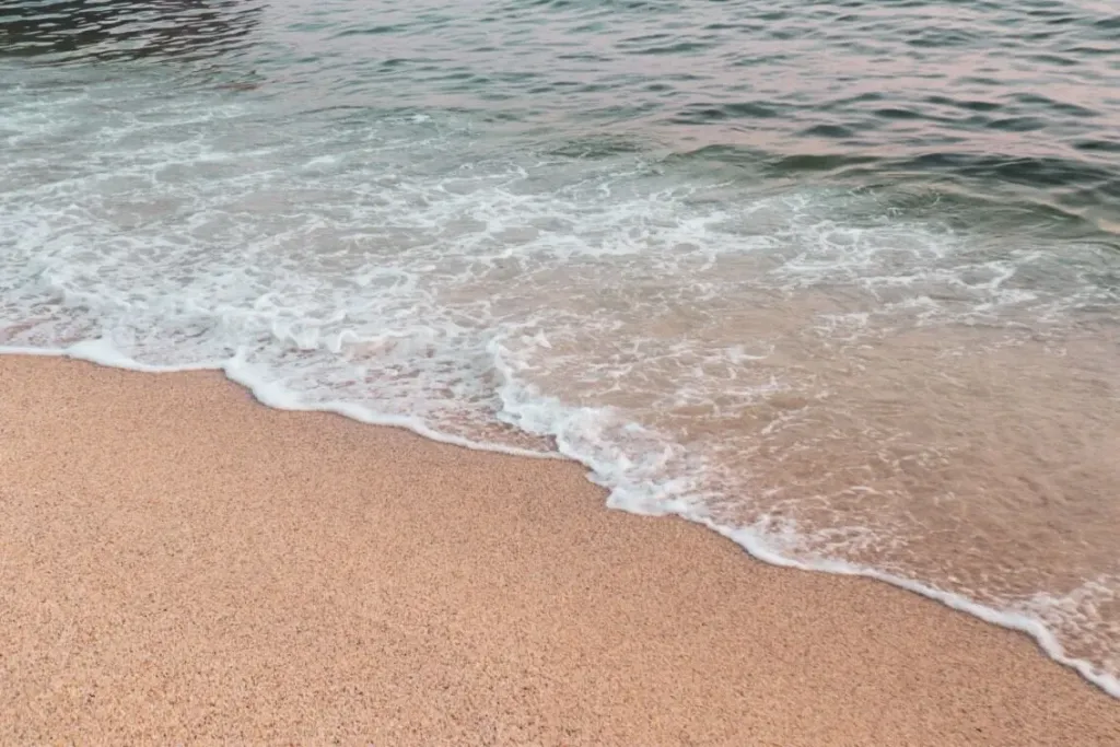 Antalya'nın Kalbinde Saklı Cennet: Lara Göreni Kendine Bağlıyor Kleopatra Beach - Marmara Bölge Gazetesi