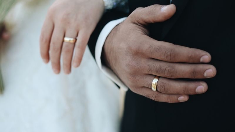 Doğum oranlarını artırmak ve evlilikleri teşvik etmek amacıyla tartışmalı bir