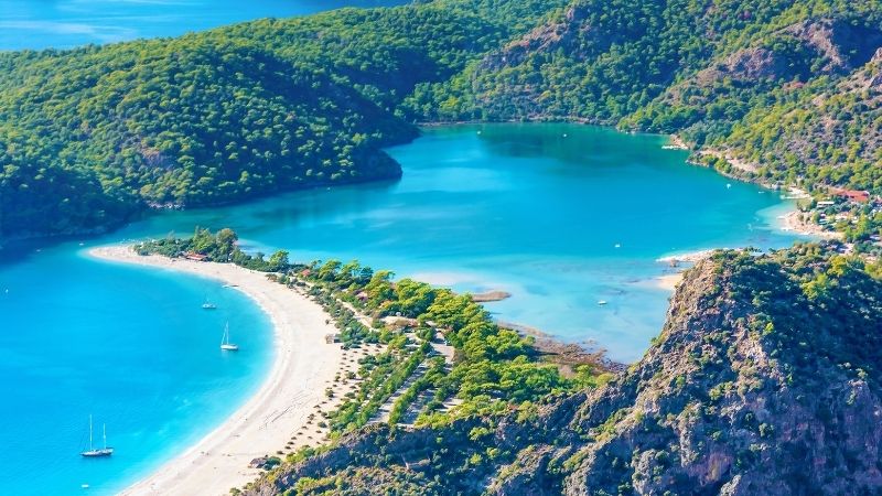 Muğla’nın Fethiye ilçesine bağlı, masmavi denizi ve eşsiz doğasıyla adını