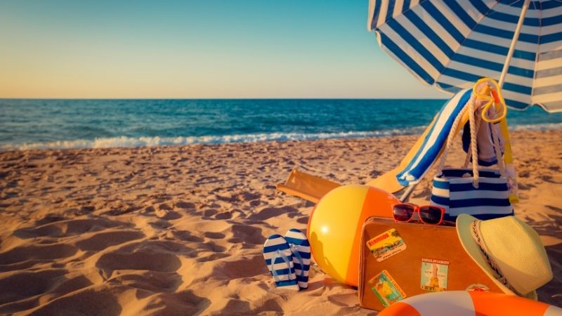 Antalya’nın Kemer ilçesinde yer alan Ayışığı Plajı, sadece berrak deniziyle