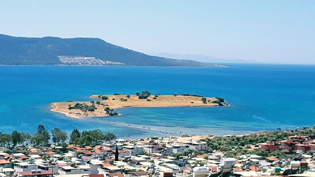 Didim’in sakin kıyılarında yer alan Saplı Ada, ziyaretçilerine denizin içinden