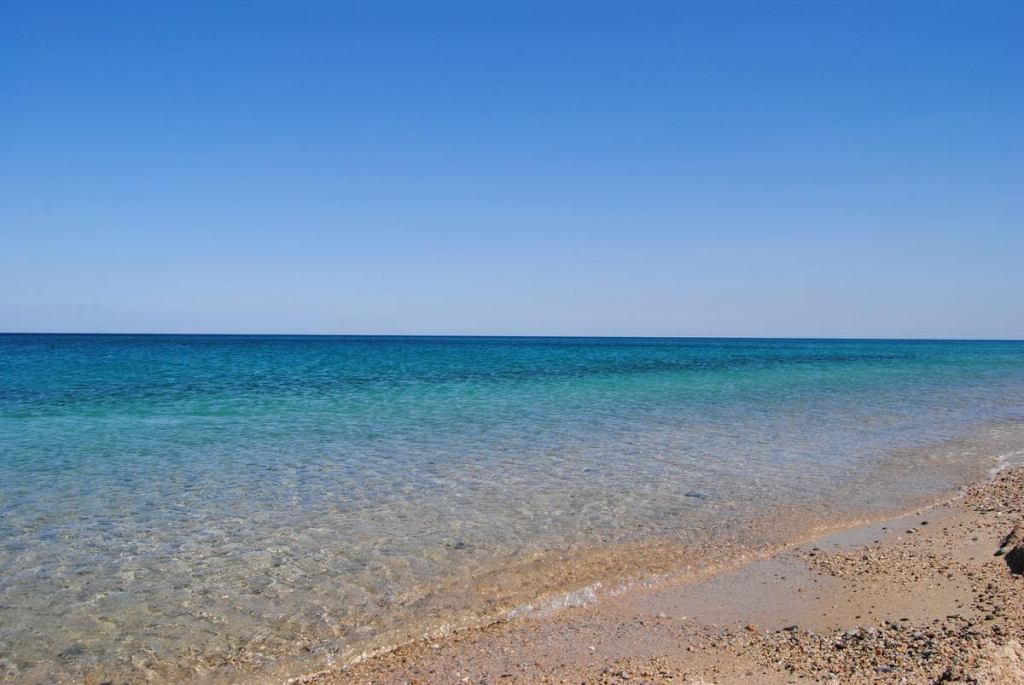 Ege’nin saklı cennetlerinden biri olan Bozcaada Ayazma Plajı, berrak suları,