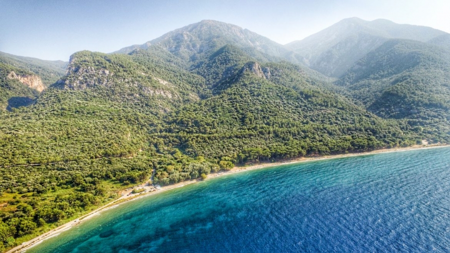 Yaz tatilinde kalabalıktan uzaklaşıp doğayla iç içe, özgürce denize girmek