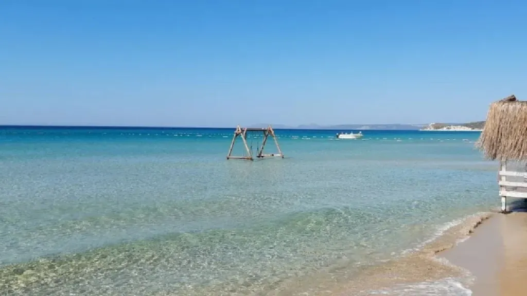 İzmir’in Çeşme ilçesinde yer alan Doyran Koyu, şehrin gürültüsünden uzaklaşıp