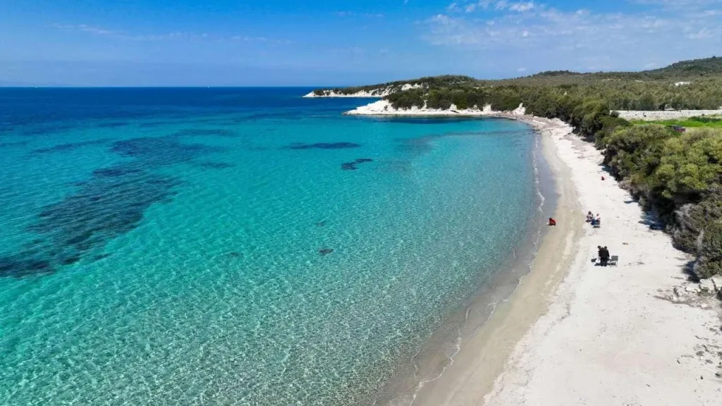 Ege’nin derinliklerinde, tarihi izler ve doğal güzelliklerin kusursuz birleşimini sunan