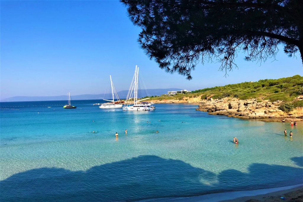 Ege’nin saklı cenneti Ekmeksiz Plajı, beyaz kumları ve cam gibi