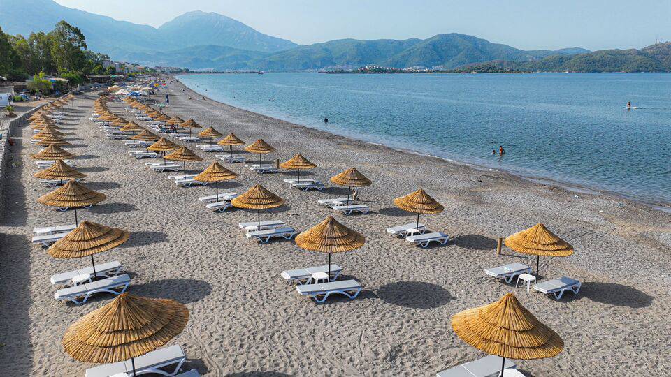 fethiye belediyesinden ornek uygulama halk plajinda cay 3 sezlong 25 tl - Marmara Bölge Gazetesi
