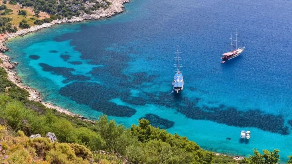 Antalya’nın Kaş ilçesine bağlı Yeşilköy bölgesinde yer alan Fırnaz Koyu,