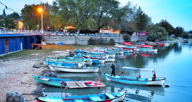 Bursa’nın Ortasında Bir Masal Yarımadası: Gölyazı golyazi sandallari 750x400 1 - Marmara Bölge Gazetesi