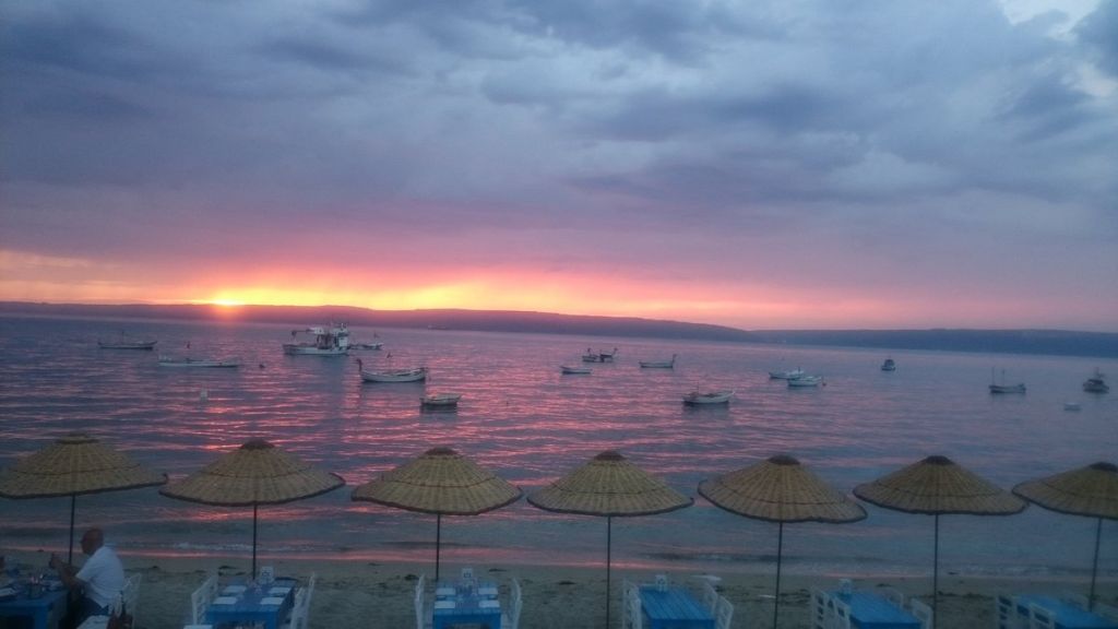 Çanakkale’nin şehir merkezine en yakın mavi bayraklı plajı olan Güzelyalı,