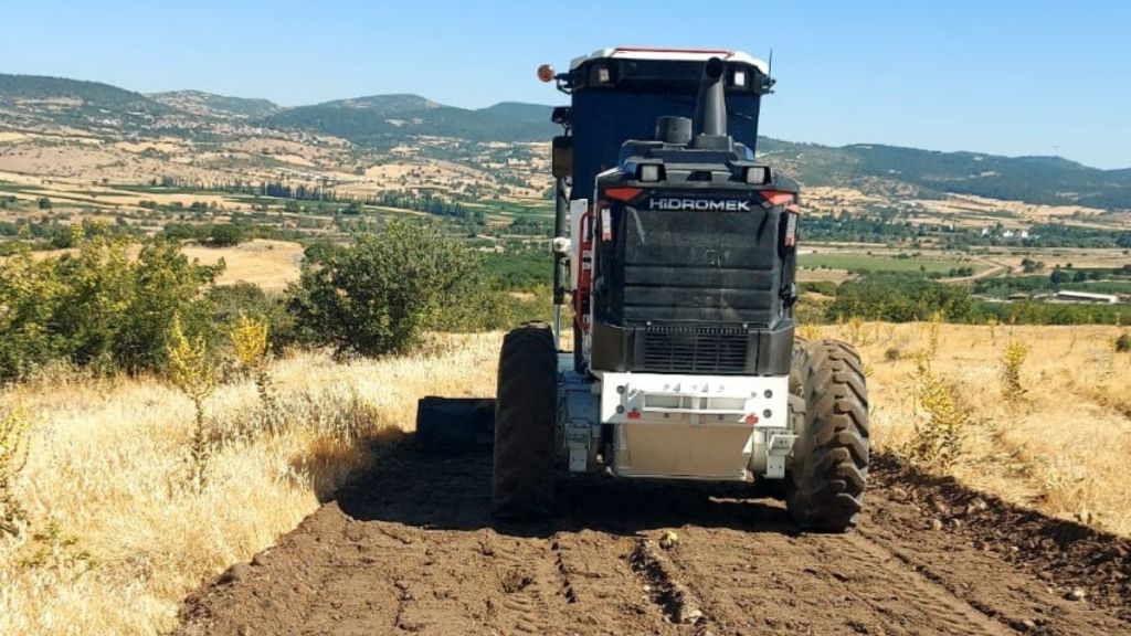 Bigadiç Belediyesi, ilçenin Höyük bölgesinde başlattığı yol iyileştirme çalışmalarıyla ulaşım