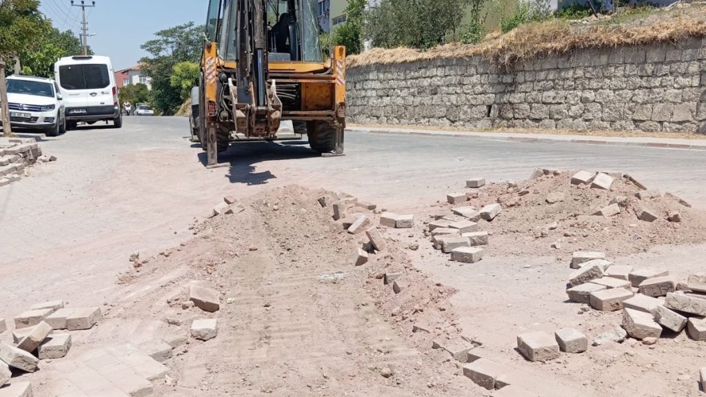 Bigadiç Belediyesi, ilçenin dört bir yanında başlattığı yol düzenleme çalışmalarıyla