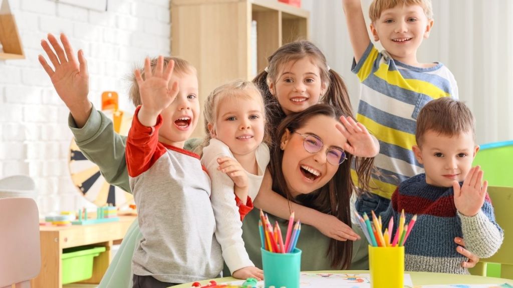 Burhaniye Belediyesi, çocukların nitelikli eğitimle buluşmasını sağlamak amacıyla ilçedeki gündüz