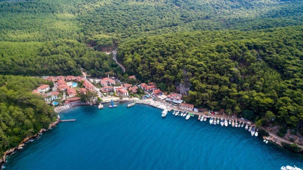 Marmaris’in Hisarönü Körfezi’nde, kara bağlantısı olmayan Dirsekbükü Koyu, tamamen doğallığını