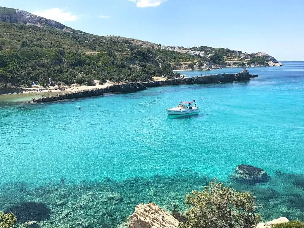 Cam Gibi Deniz, Sessizlik ve Huzur: İzmir’in Saklı Cenneti Tuzla Plajı karaburun tuzla plaji nasil gidilir tuzla plaji giris ucretli mi kamp olanaklari - Marmara Bölge Gazetesi