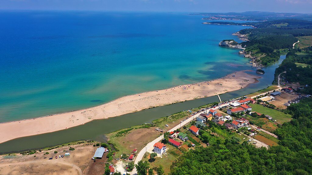 Altın Sarısı Kumsallar ve Berrak Deniziyle Unutulmaz Bir Kaçamak Noktası kefken sarisu plaji - Marmara Bölge Gazetesi