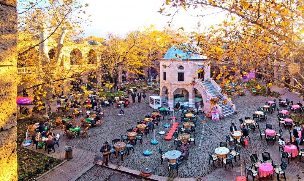 Bursa’nın tarihi sokaklarında yürürken birden karşınıza çıkan taş bir yapı…