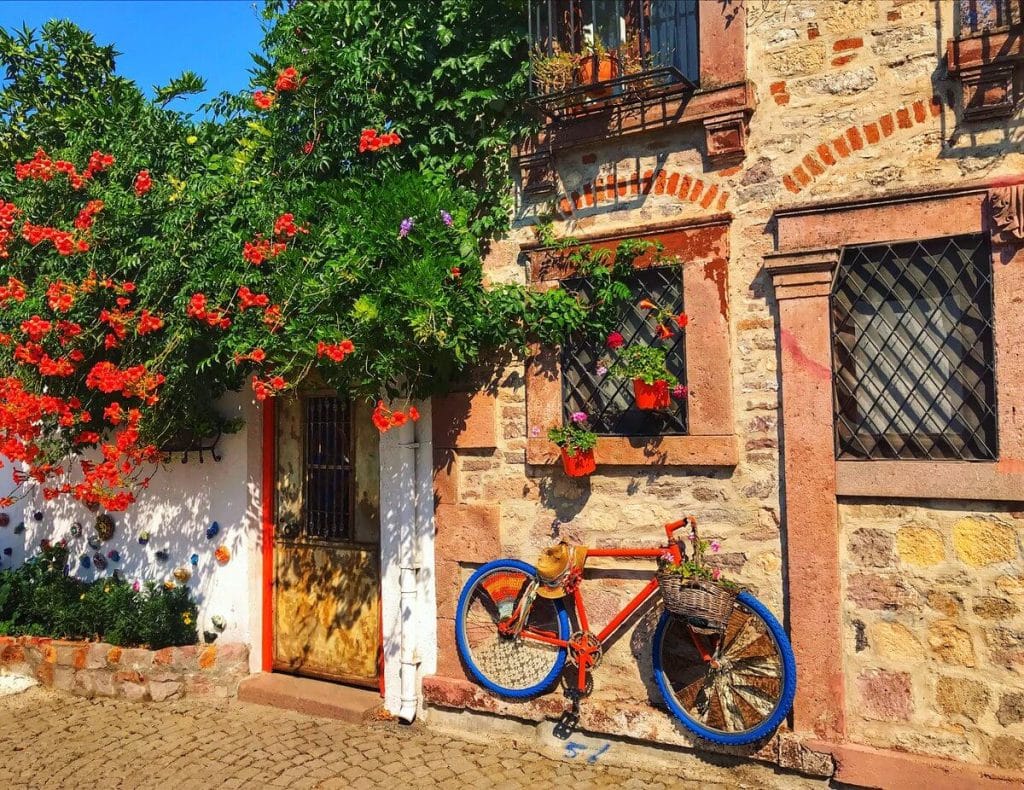 Balıkesir’in Ayvalık ilçesinde yer alan Küçükköy, diğer adıyla Yeniçarohori, yalnızca