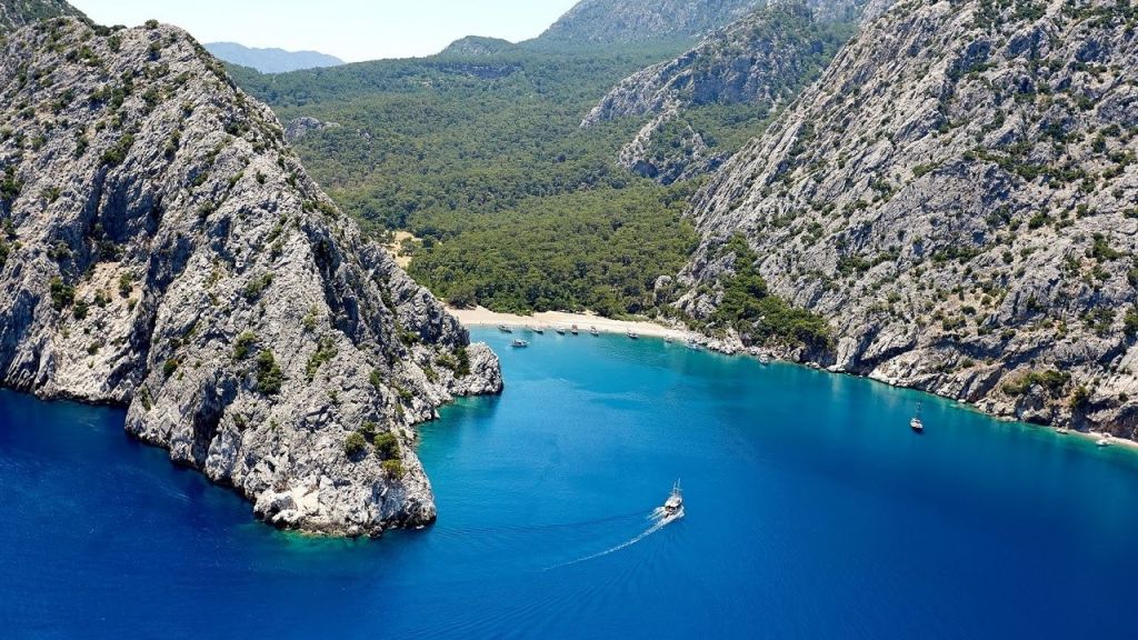 Hiçbir tesisin bulunmadığı Sazak Koyu, doğallığıyla baş döndürüyor. Sessizlik, berrak