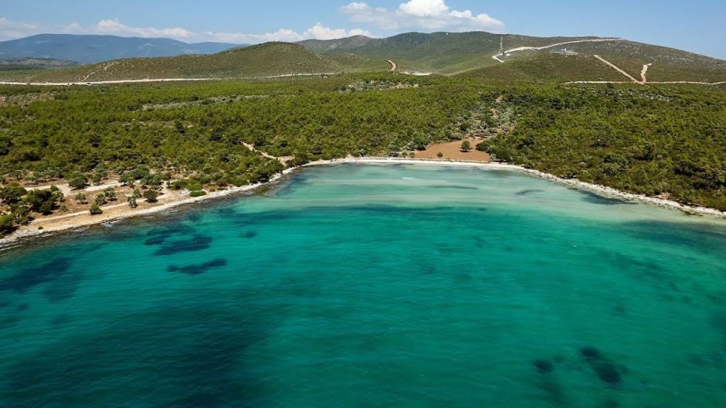 Kalabalık plajlardan, yüksek sesli beach’lerden sıkılanlar için Ege’de hâlâ dokunulmamış