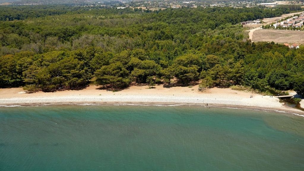 Muğla’nın Fethiye ilçesindeki Akmaz Plajı, doğayla iç içe huzurlu bir