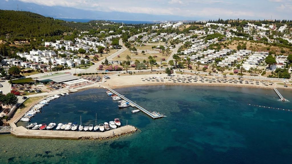 Balıkesir’in Gömeç ilçesinde bulunan Güvercin Koyu, yaz sezonunun en dikkat