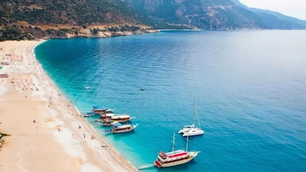 Muğla’nın Fethiye ilçesine bağlı Ölüdeniz beldesinde yer alan Belcekız Plajı,