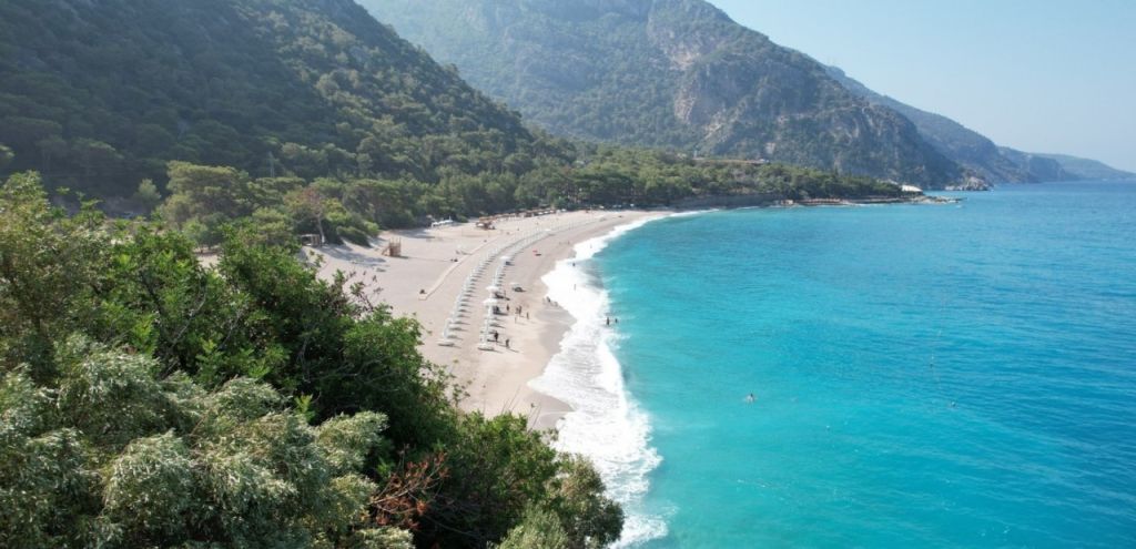 Fethiye’nin dünyaca ünlü tatil beldesi Ölüdeniz, her yaz binlerce turisti