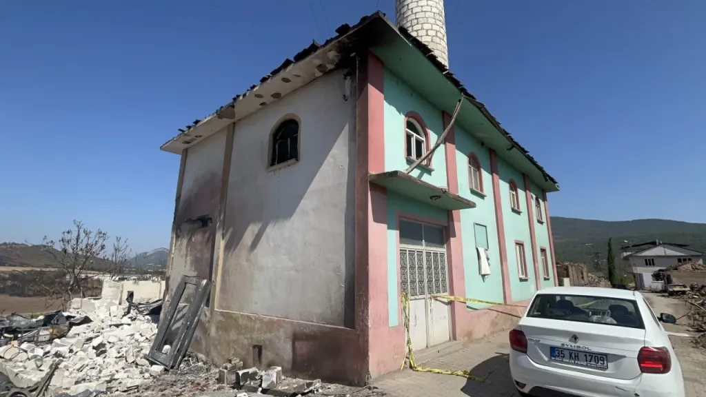 Tüm Köy Kül Oldu, Camiye Hiçbir Şey Olmadı! Görenler Gözlerine İnanamadı orman yangininda tum koy kule dondu bir tek oraya alevler dokunmadi tuyleri diken diken eden goruntuler dee271 - Marmara Bölge Gazetesi