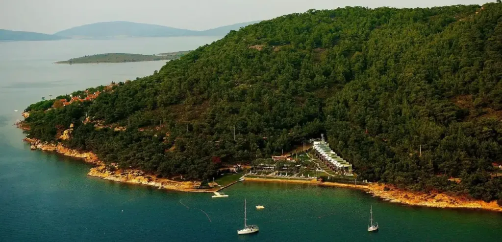 Balıkesir’in Ayvalık ilçesi, sadece Cunda Adası ile değil, gizli kalmış