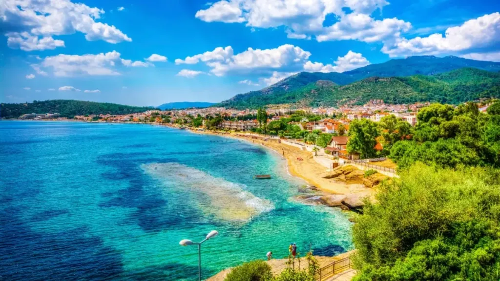 İzmir’in kalabalığından kaçıp huzura kavuşmak isteyenler için denizin en duru