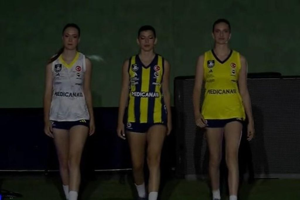 Fenerbahçe, Yeni Sezon Formalarını Tanıttı s 0d3b0204a0cc0f5f16c45d2aa4892d7fff519a0b - Marmara Bölge Gazetesi