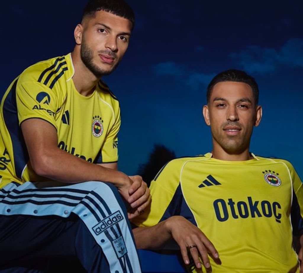 Fenerbahçe, Adidas iş birliğiyle hazırlanan 2025-2026 sezonu formalarını, dün akşam