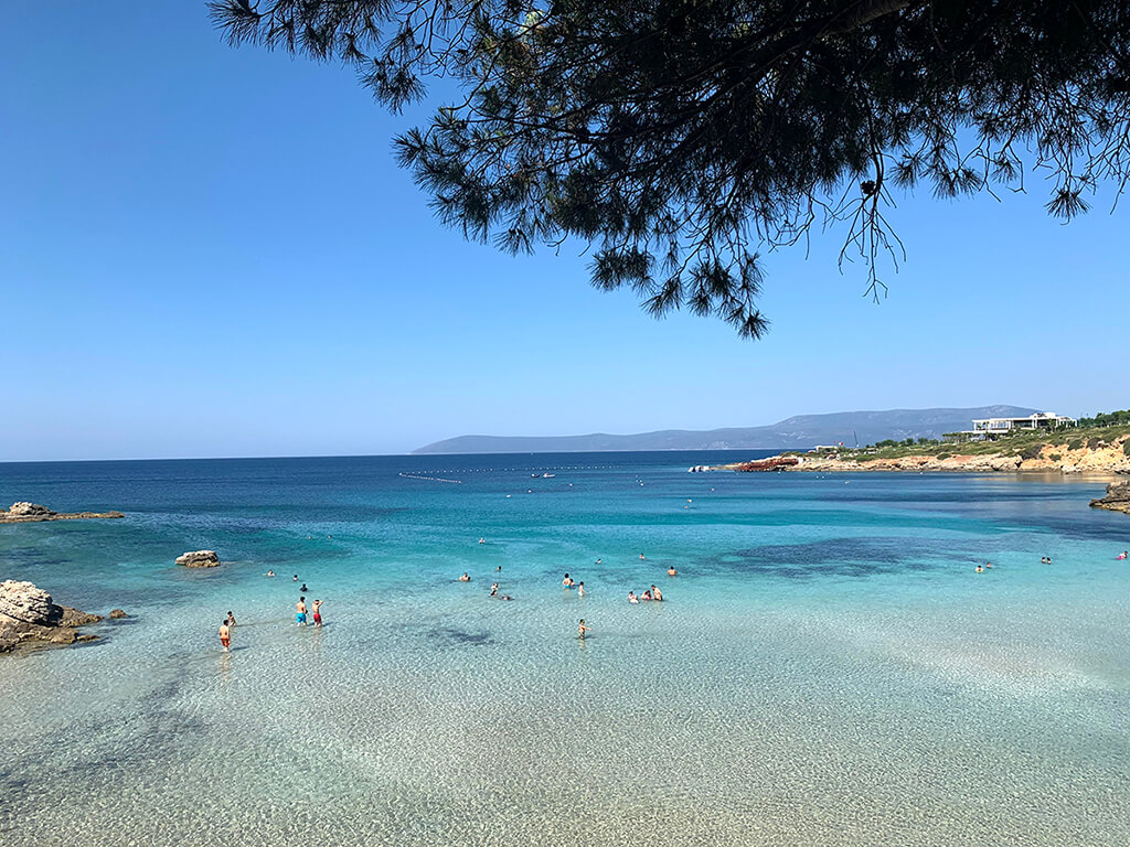 Ege'nin en sakin koylarından biri olan Sığacık Plajı, doğallığı ve