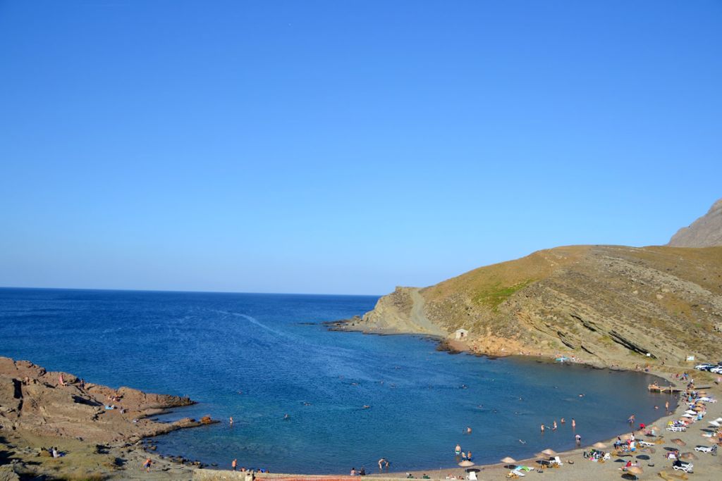 Gökçeada'nın Kaleköy yakınlarında yer alan Yıldız Koyu Plajı, berrak denizi