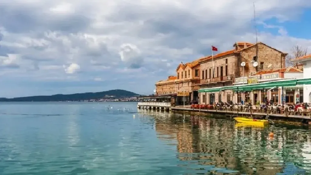 Ayvalık Belediyesi, 150 Evler Mahallesi’nde doğalgaz çalışmaları nedeniyle bozulan yollarda