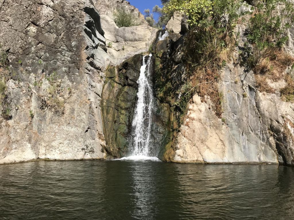 İzmir’in Dikili ilçesinde yer alan Ece Çağlayanı, doğa severlerin ve